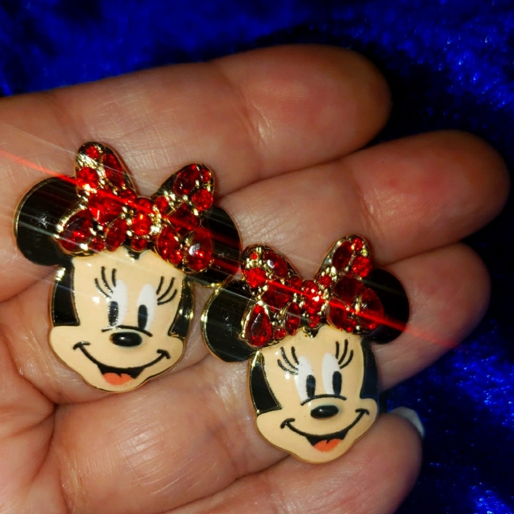 Adorable! Official DISNEY, Minnie Mouse Rhinestone Post Earrings. NWOT